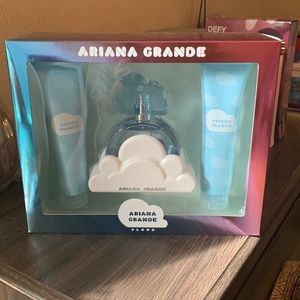 Ariana Grande Cloud set brand new
